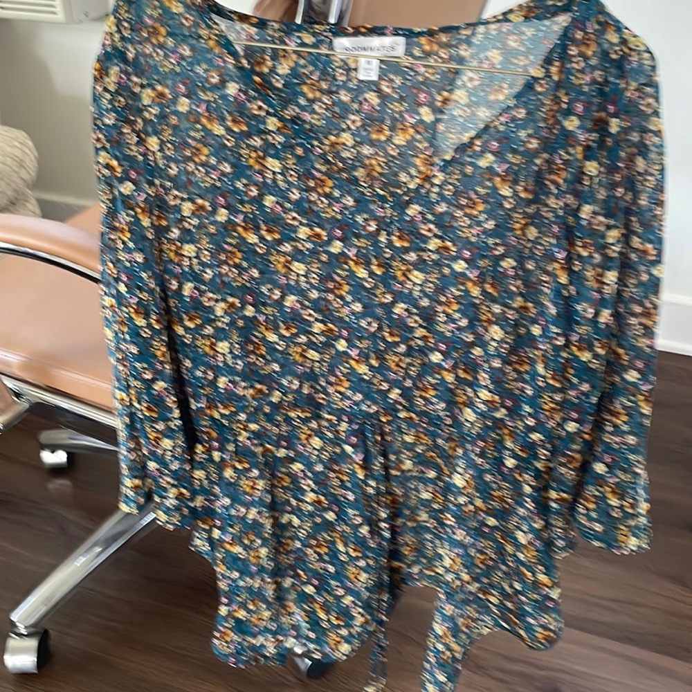 ROOMMATE WOMEN BLOUSE SIZE MÉDIUM (NWT)